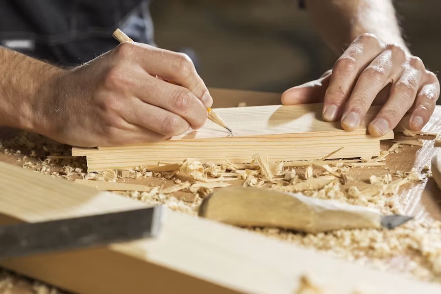 Détail de menuiserie en atelier
