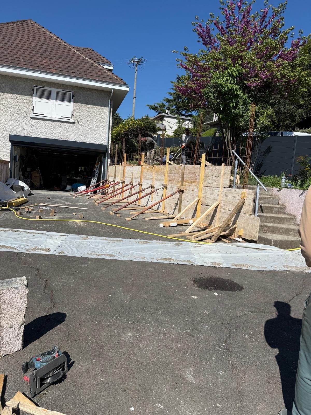 Coffrage avant coulage d'un mur de clôture