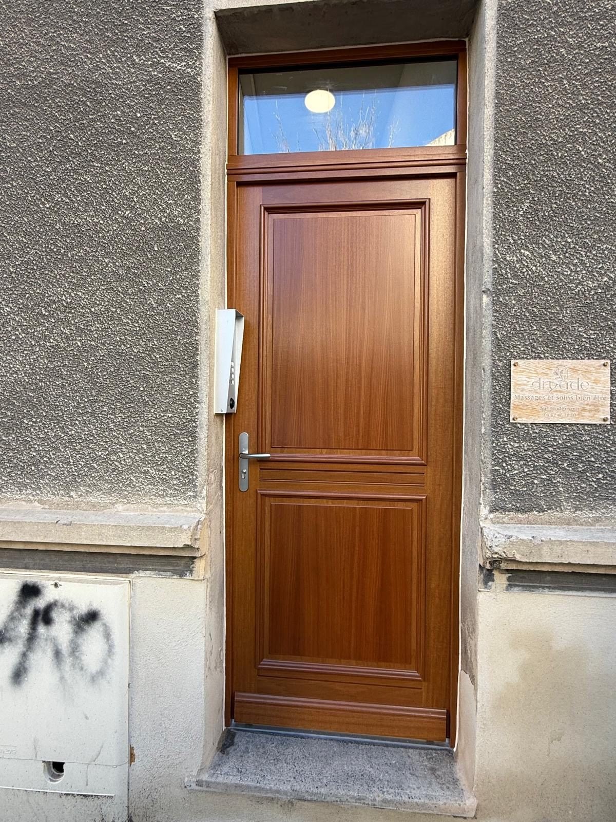 Porte d'entrée bois rénovée