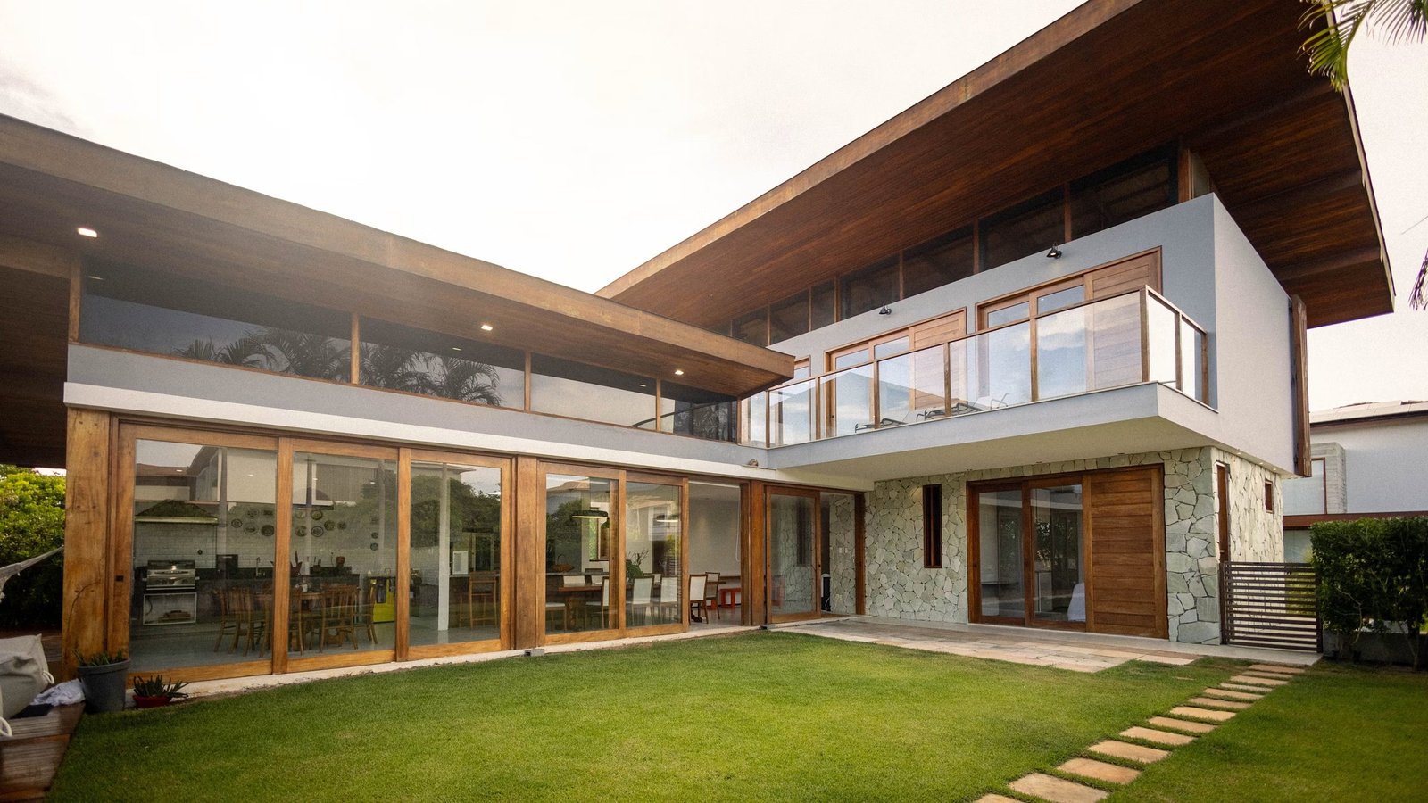 Extension vitrée avec menuiseries bois